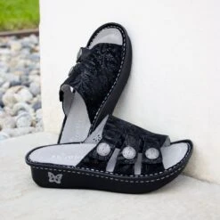 Julee Vinely Sandal -Alegria Shoes Sale JLE 6140X LIFESTYLE R3 SQUARE 6c18c09c d9f4 40cb 875e 6e0cbfd4de78